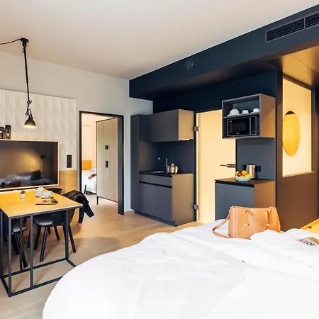 ホテル Harry's & *